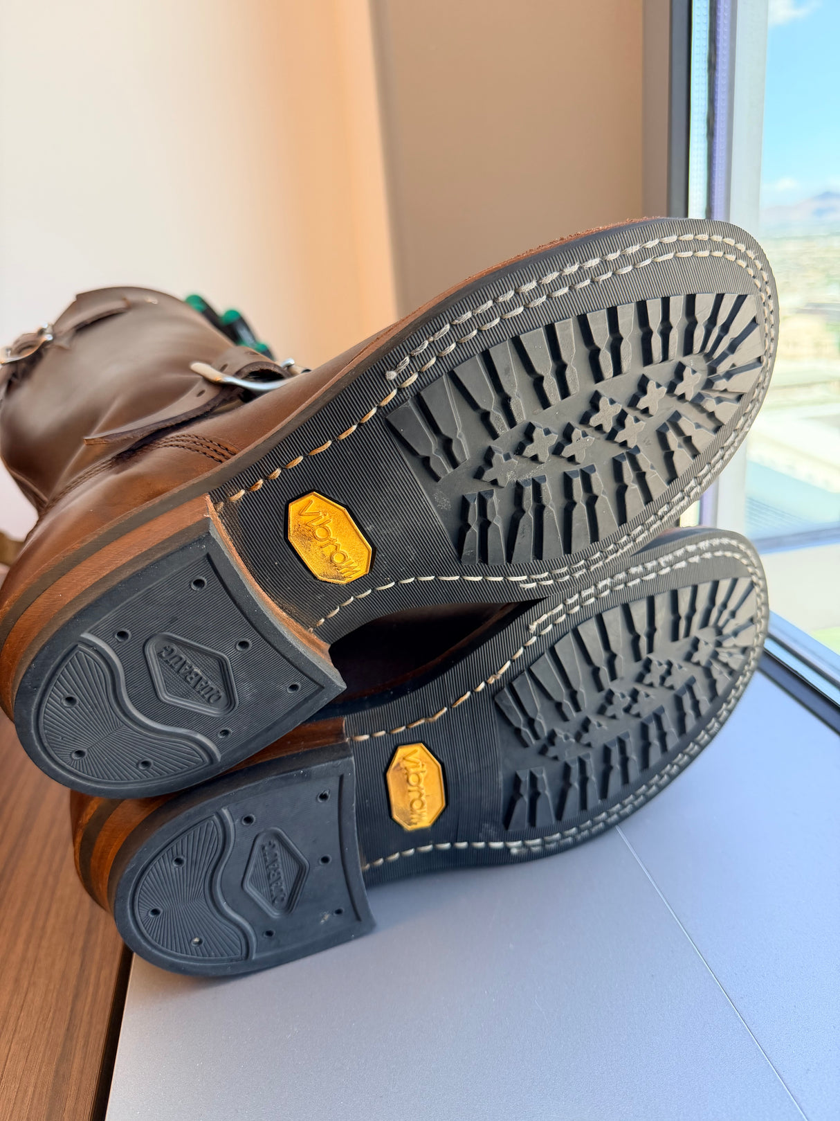 MARKETPLACE - WHITES Nomad \ 9.5D