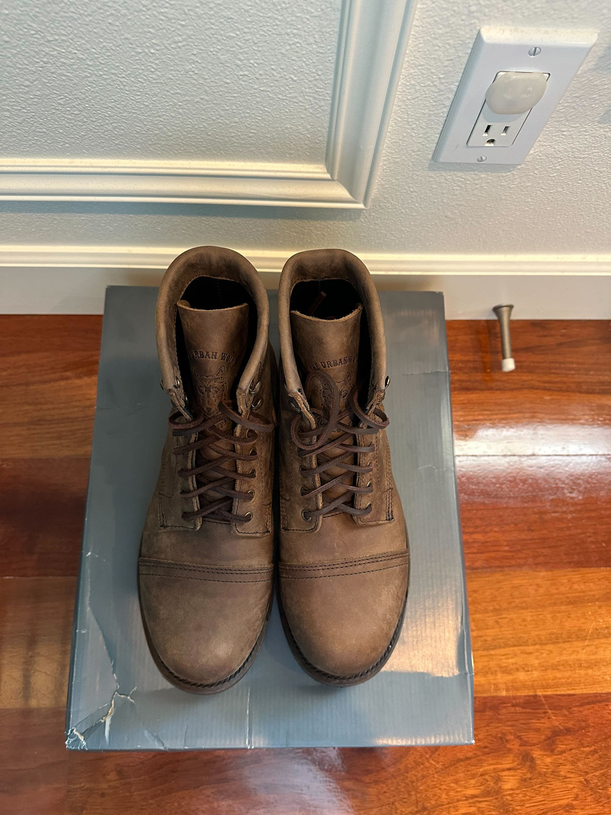 MARKETPLACE - URBAN WOLF CLUB Axeman \ 9.5EE